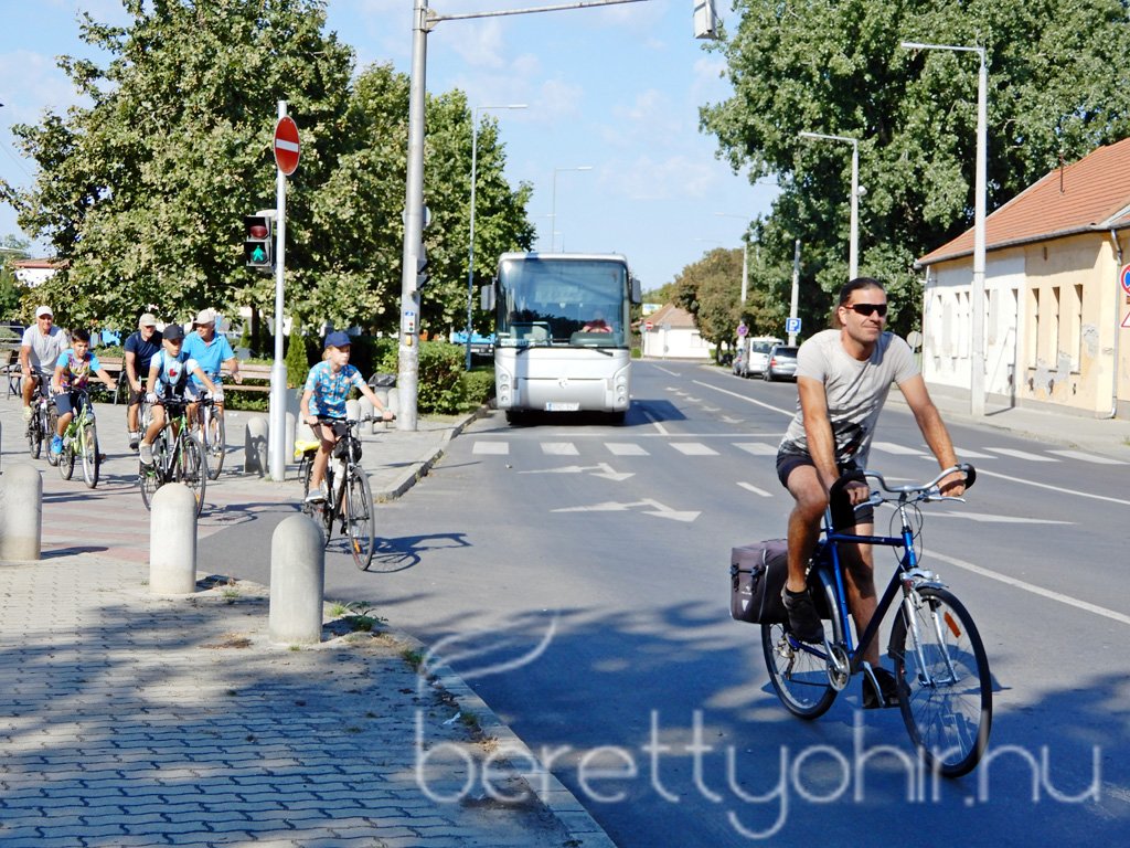 Kerékpártúra az autópályán 42